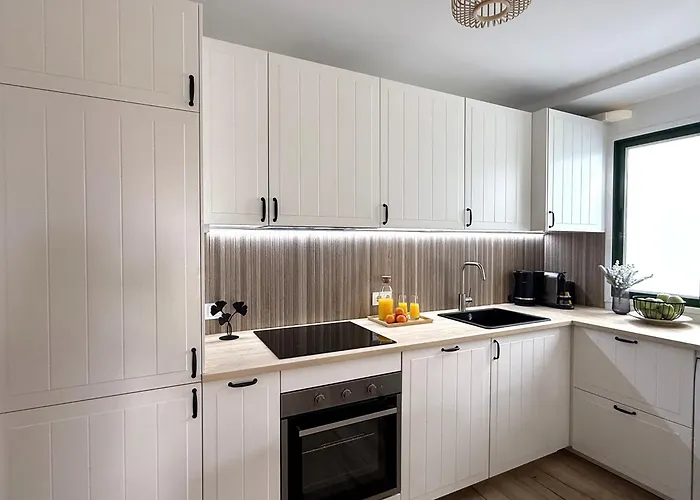 Paulmarie Apartment-quiet Area-3bd * Адехе